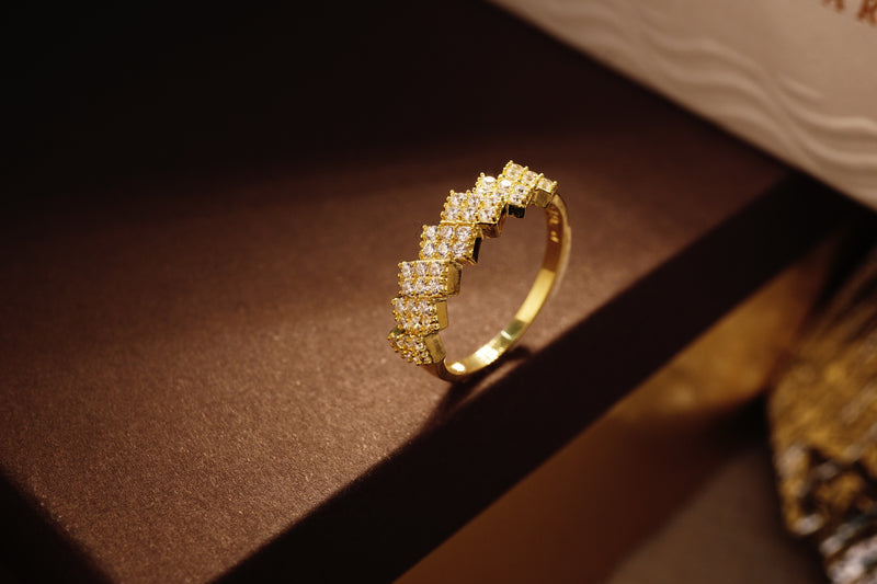 Luxurious Gold Diamond Cluster Band Ring